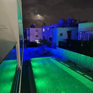 κάντε κράτηση εδώ