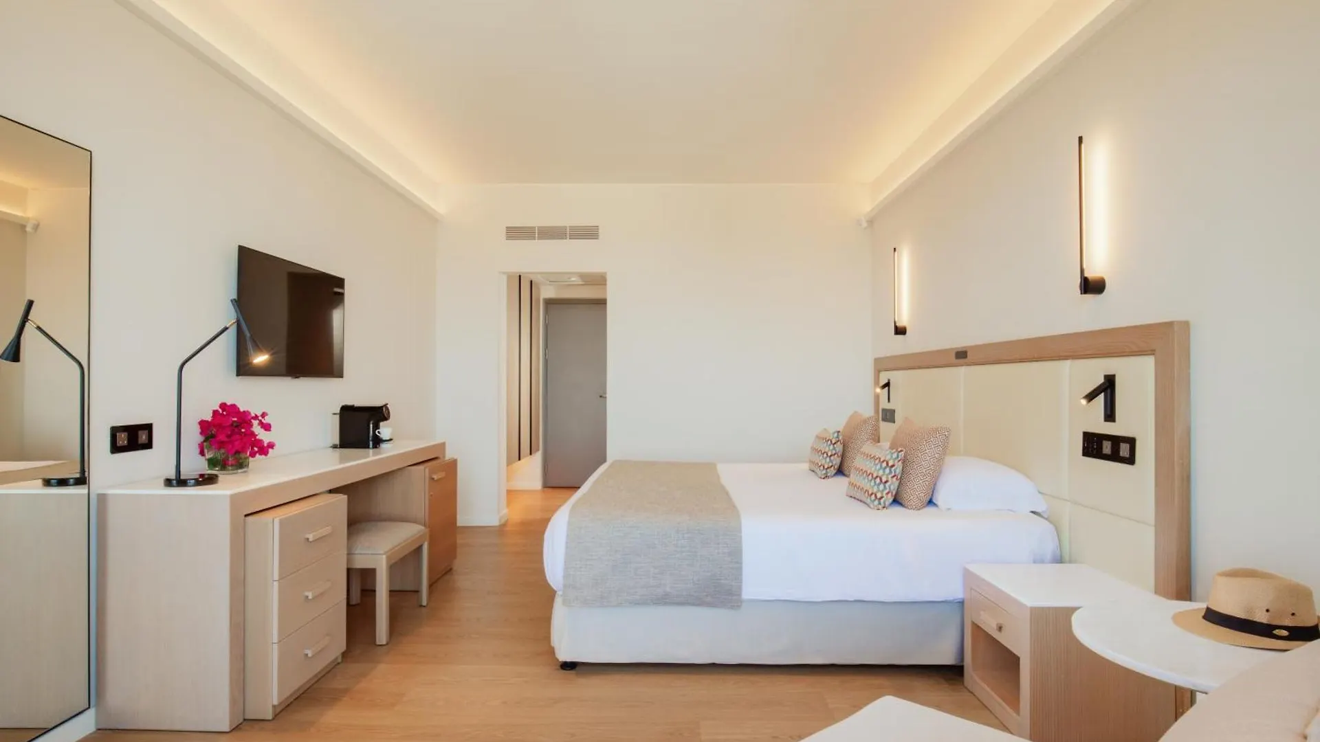 Golden Coast Beach Hotel Protaras 4*,